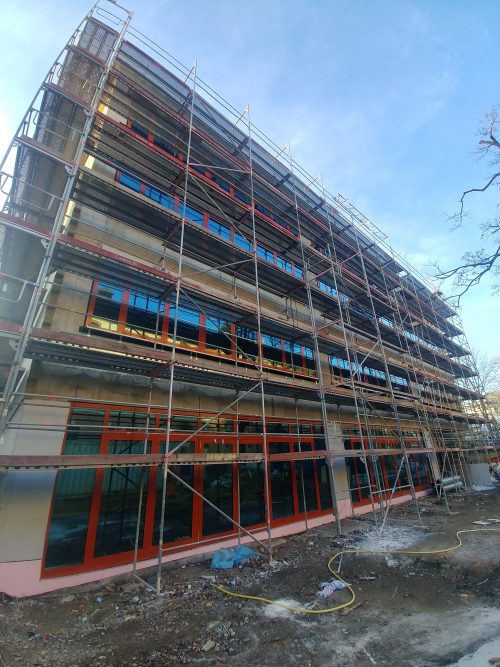 Neugierige Besucher im Schulneubau unterwegs….