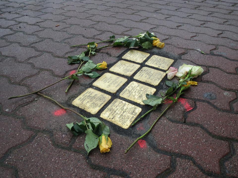 Patenschaft und finanzielle Unterstützung für Stolpersteine